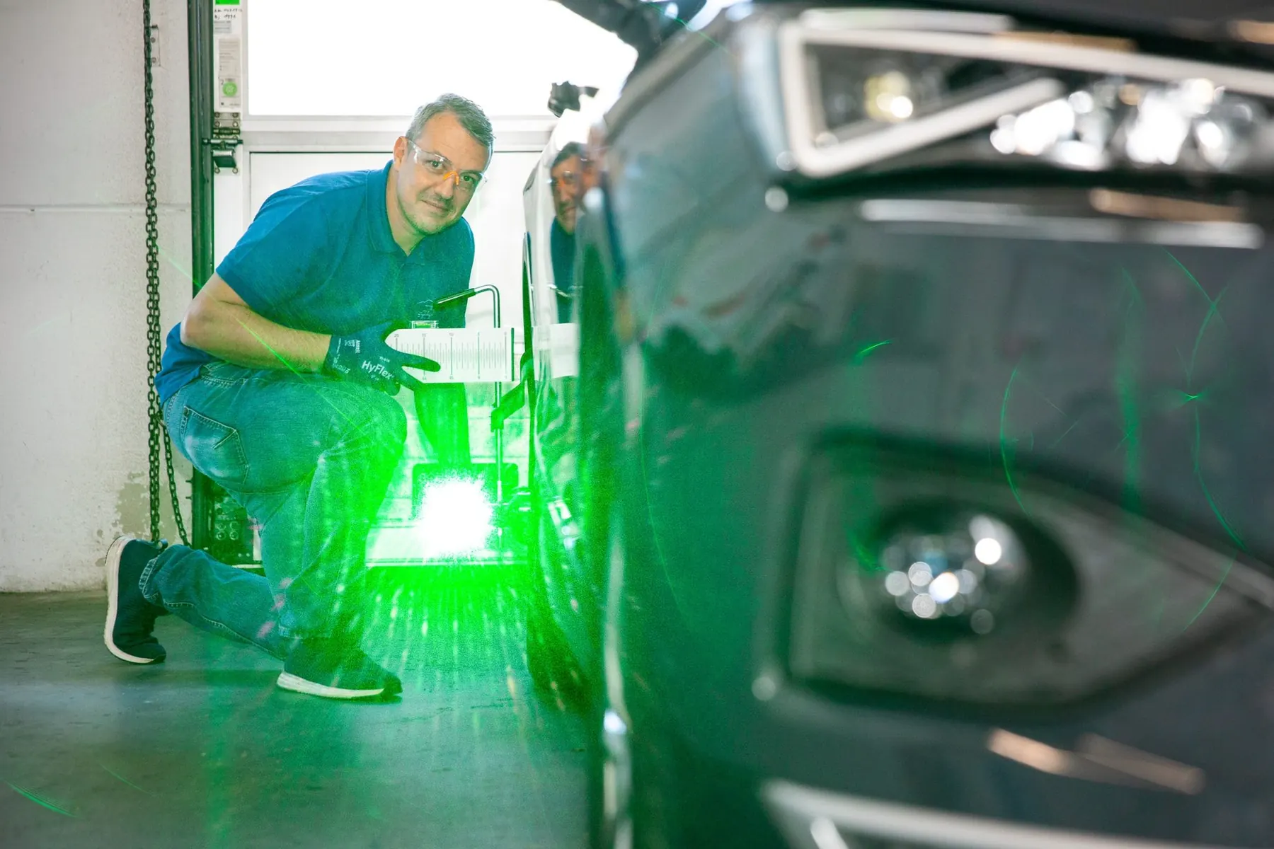 Kalibrierung der Frontkamera mit grünem Laser in der Werkstatt