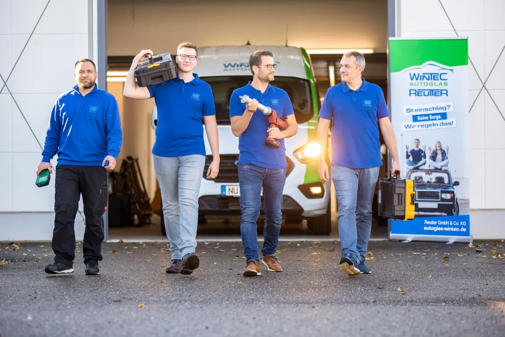Team von Wintec Autoglas Reutter in der Werkstatt