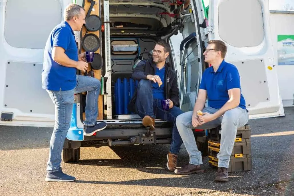 Mobiles Montageteam am Servicefahrzeug